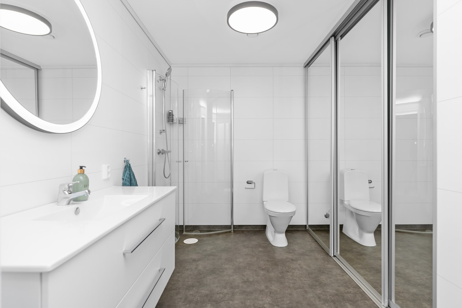 Meget kjekt bad med vaskerom bak skyvedør Galleribilde