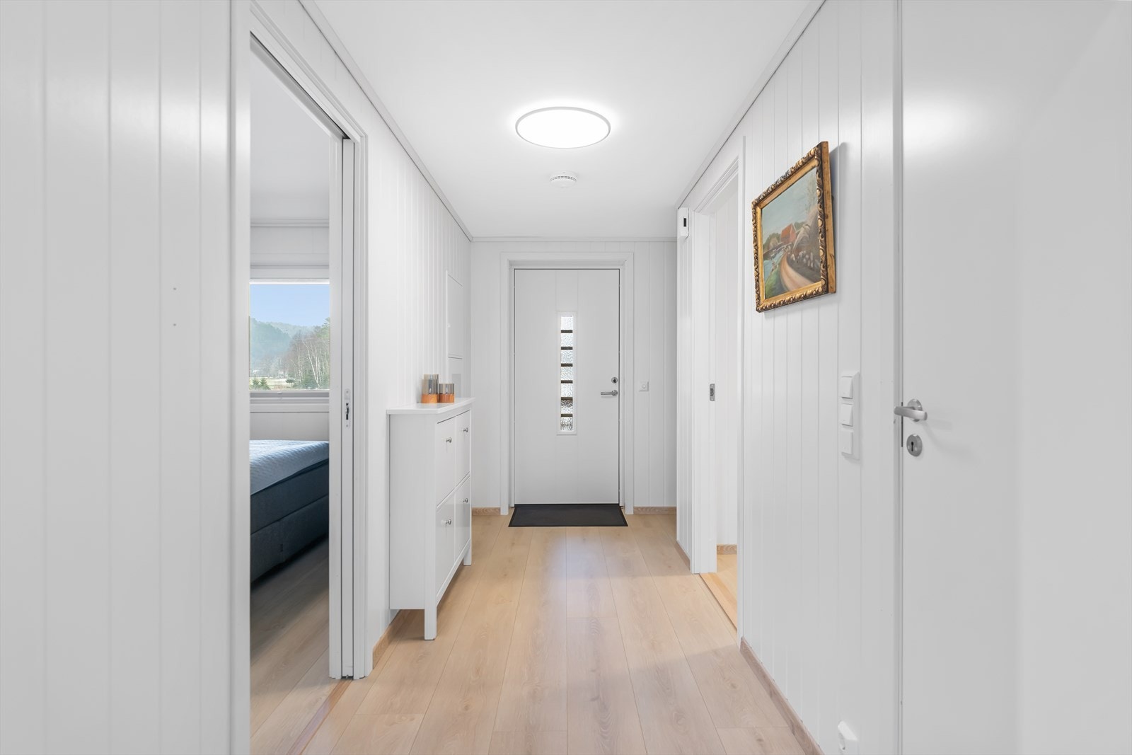 Her er det bad og soverom på høyre side, samt hovedsoverom på venstre Galleribilde