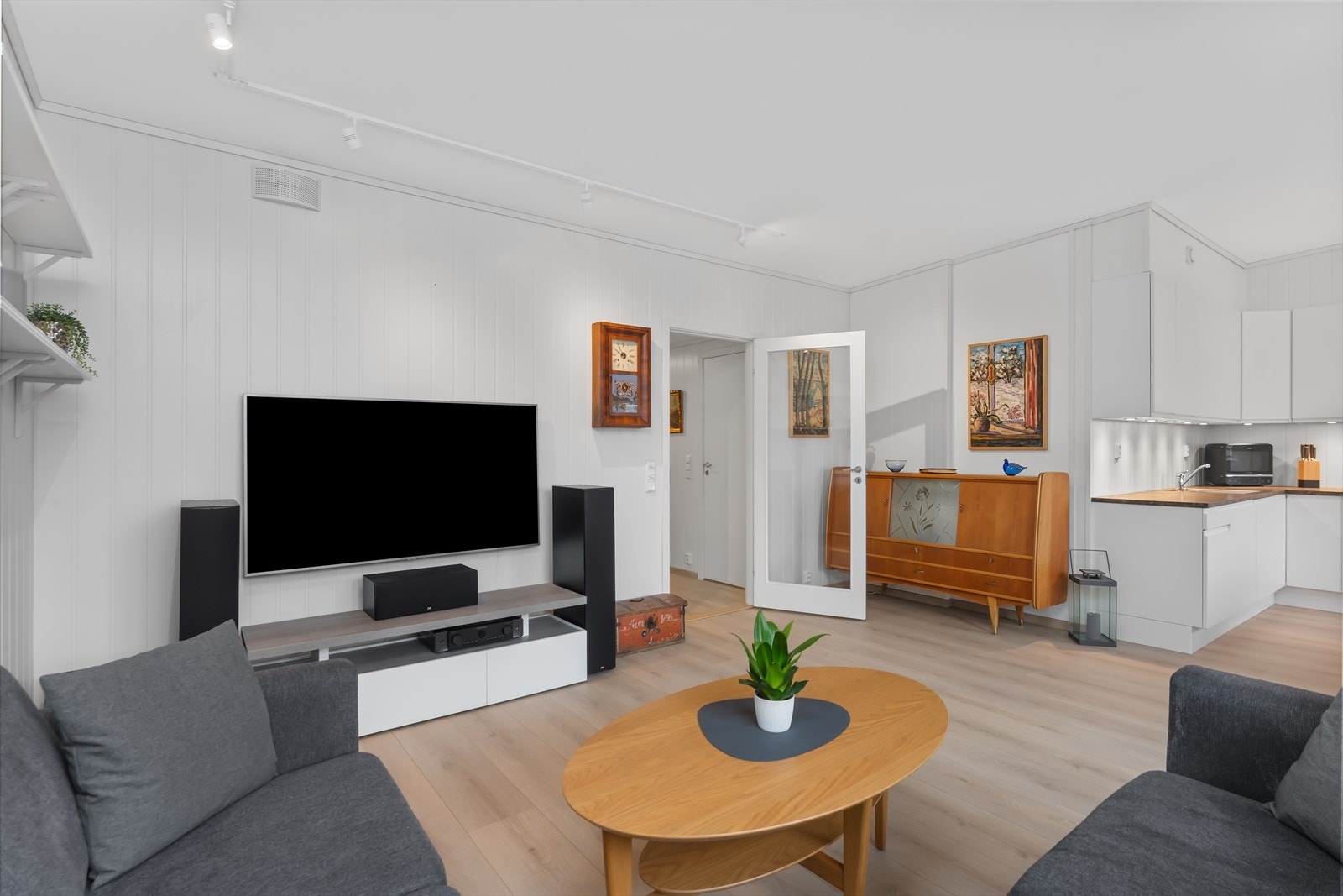 Leiligheten har åpen stue kjøkken løsning og høyt under tak noe som gir en veldig god romfølelse Galleribilde