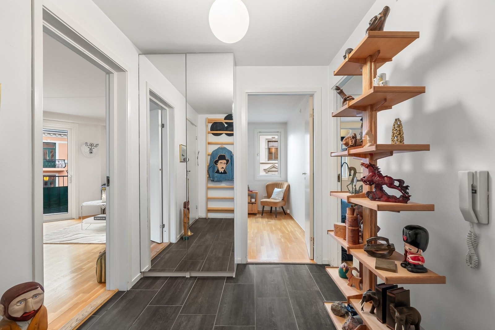 Entré med plass til oppbevaring av sko og yttertøy i garderobeskap Galleribilde