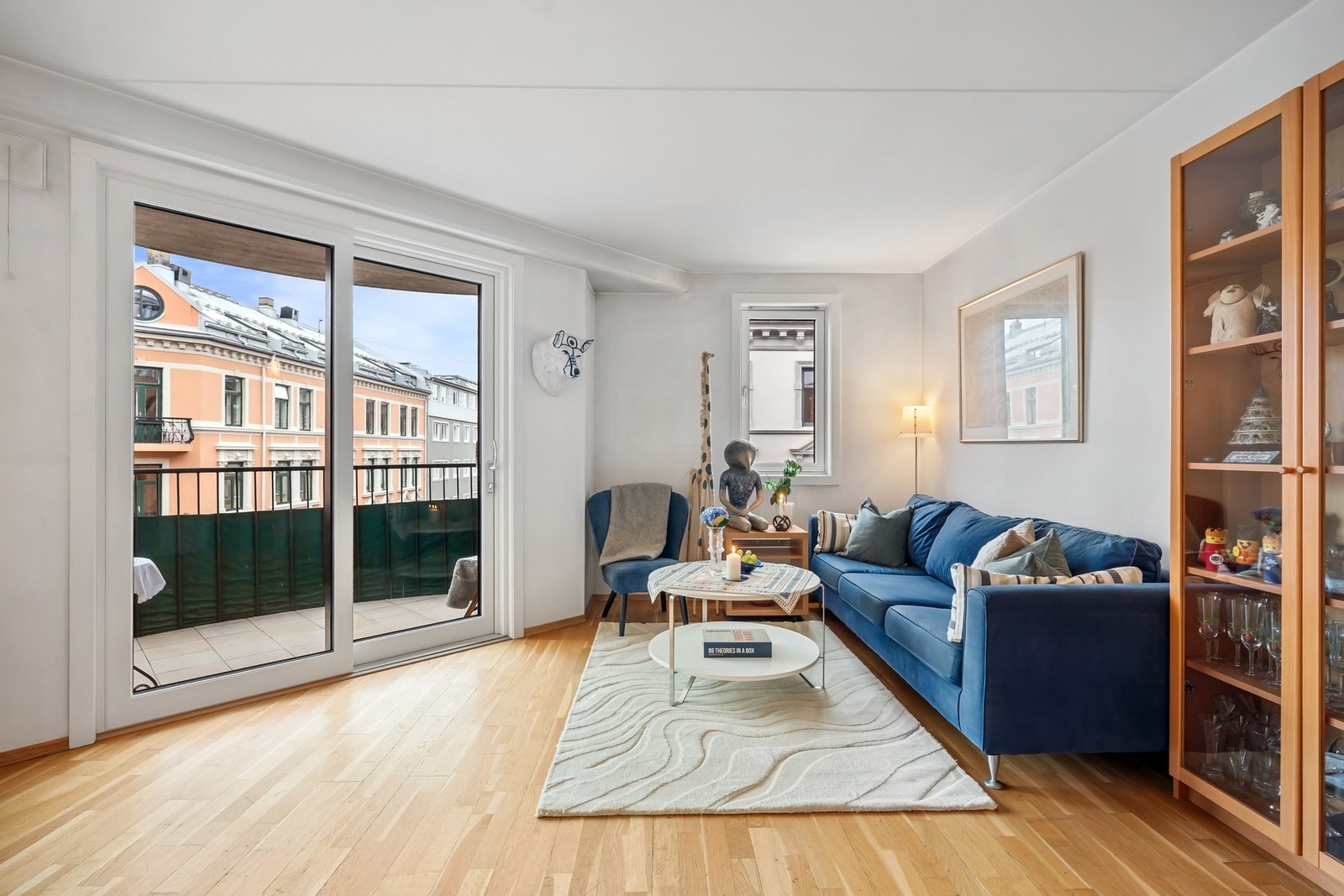 Stuen fremstår lys og innbydende med store vindusflater Galleribilde