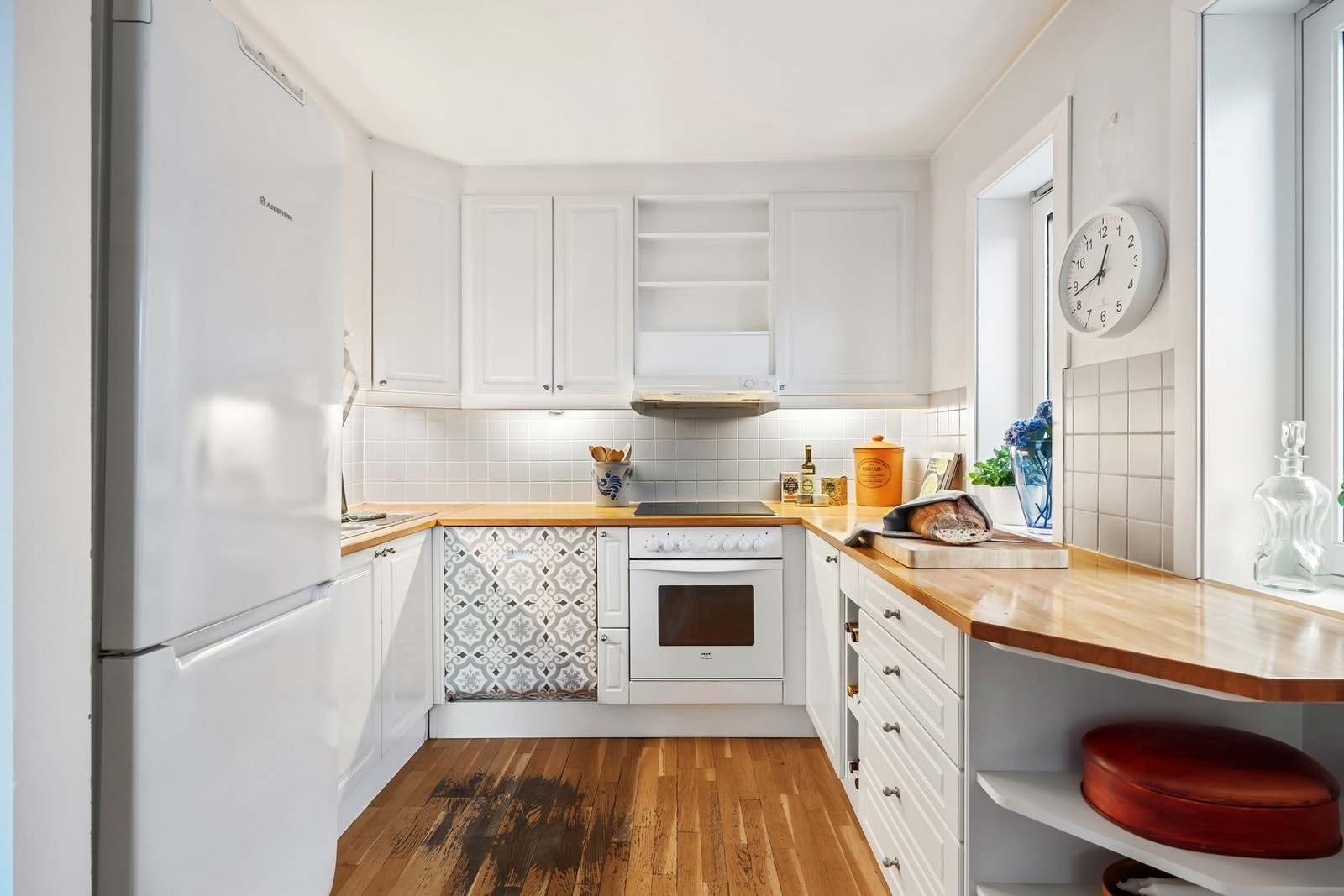 Kjøkkenet er praktisk utformet med rikelig skap- og benkeplass Galleribilde