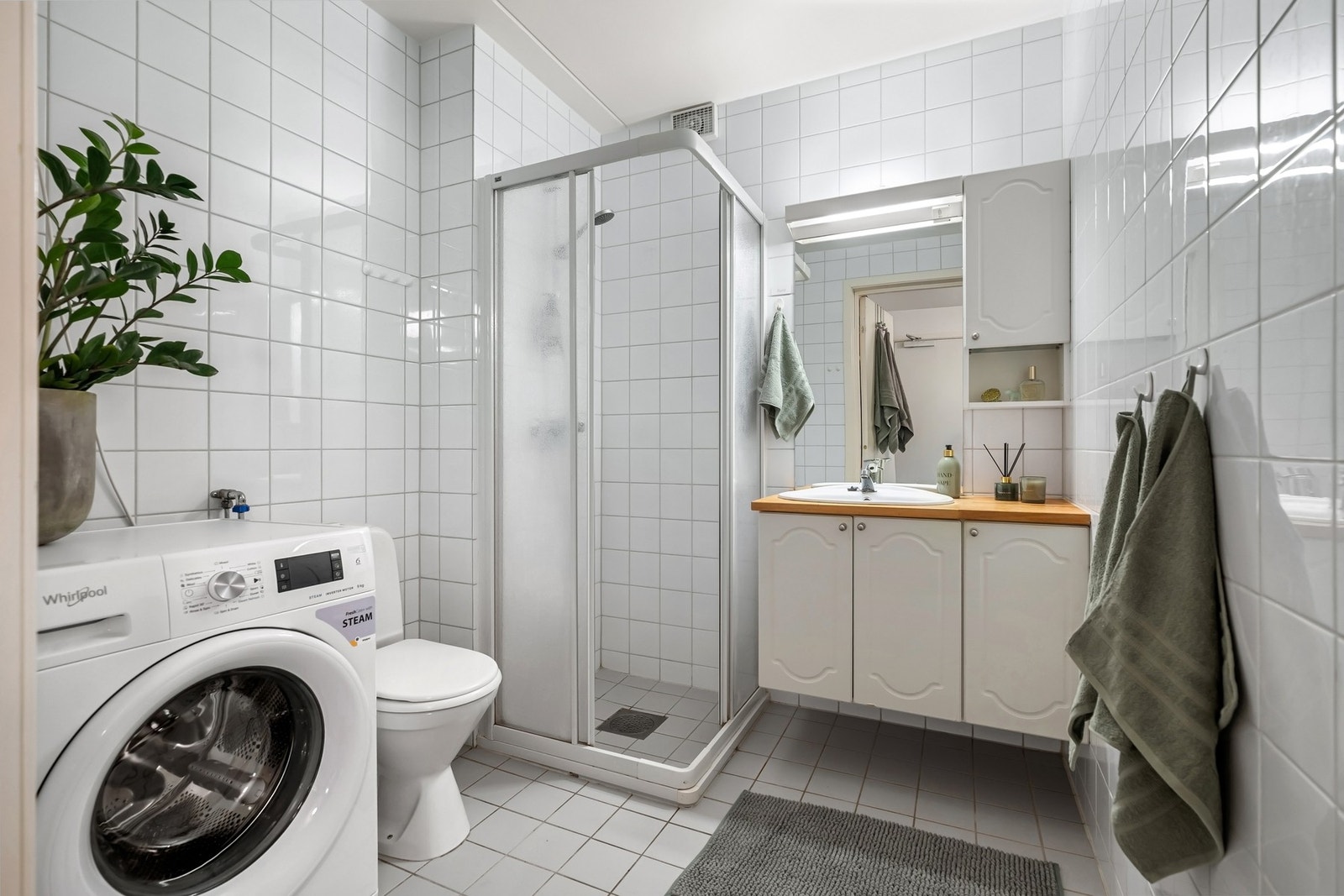 Lyst helfliset baderom Galleribilde