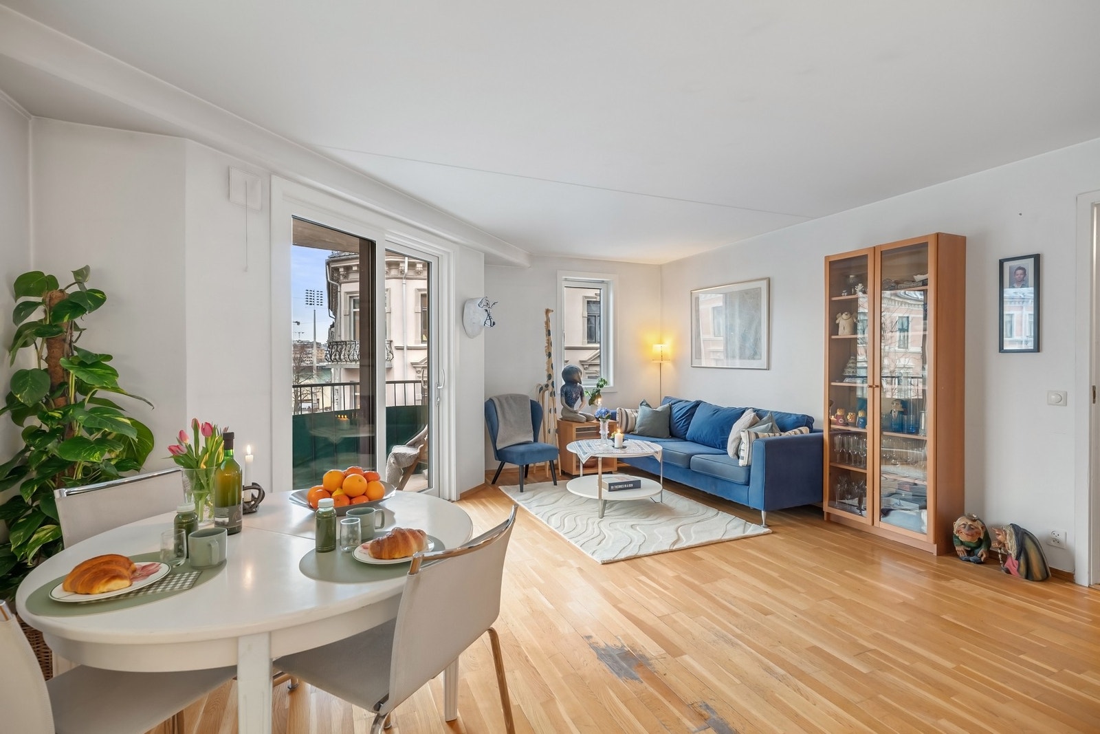 Leiligheten ligger i bygårdens 3. etasje og oppleves som åpen og lys Galleribilde