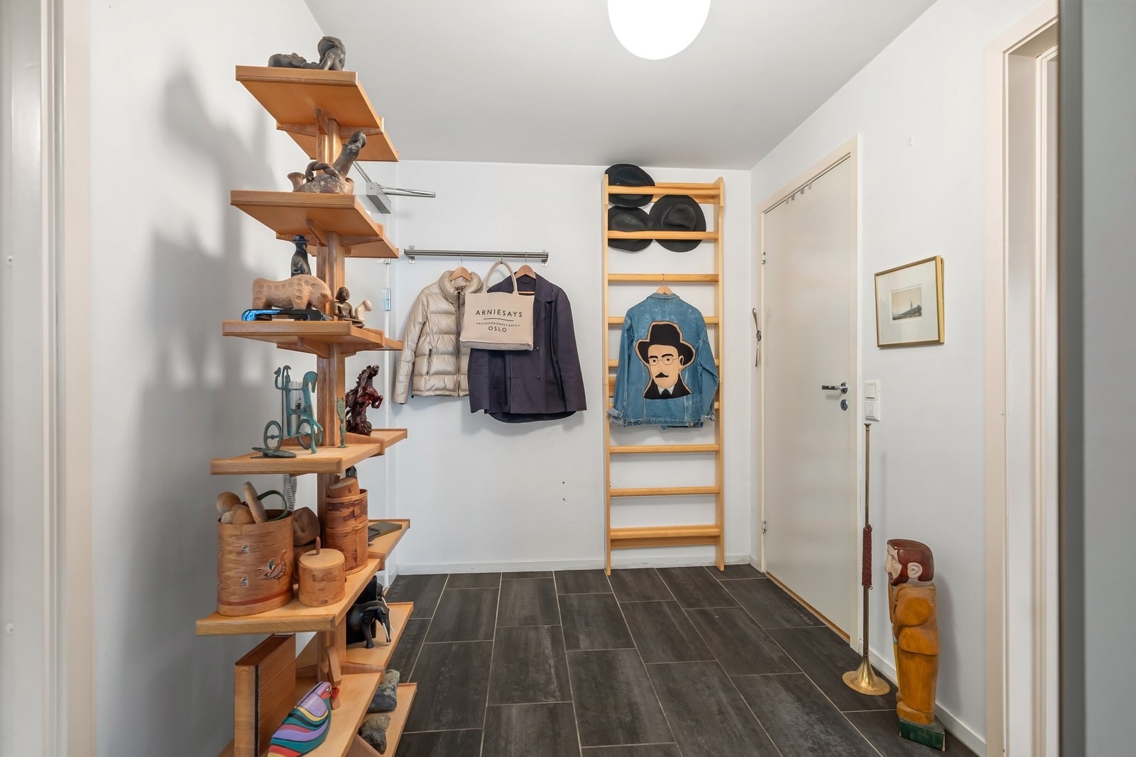 Via gangen er det direkte ankomst til alle av leilighetens rom Galleribilde