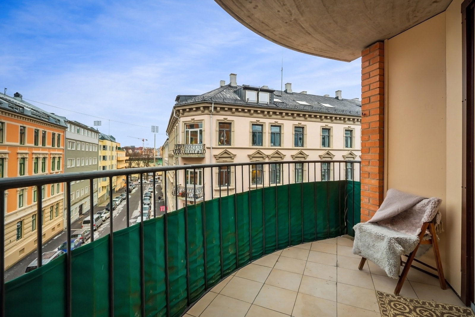 Fra stuen er det utgang til en solrik balkong med god plass til utemøbler Galleribilde