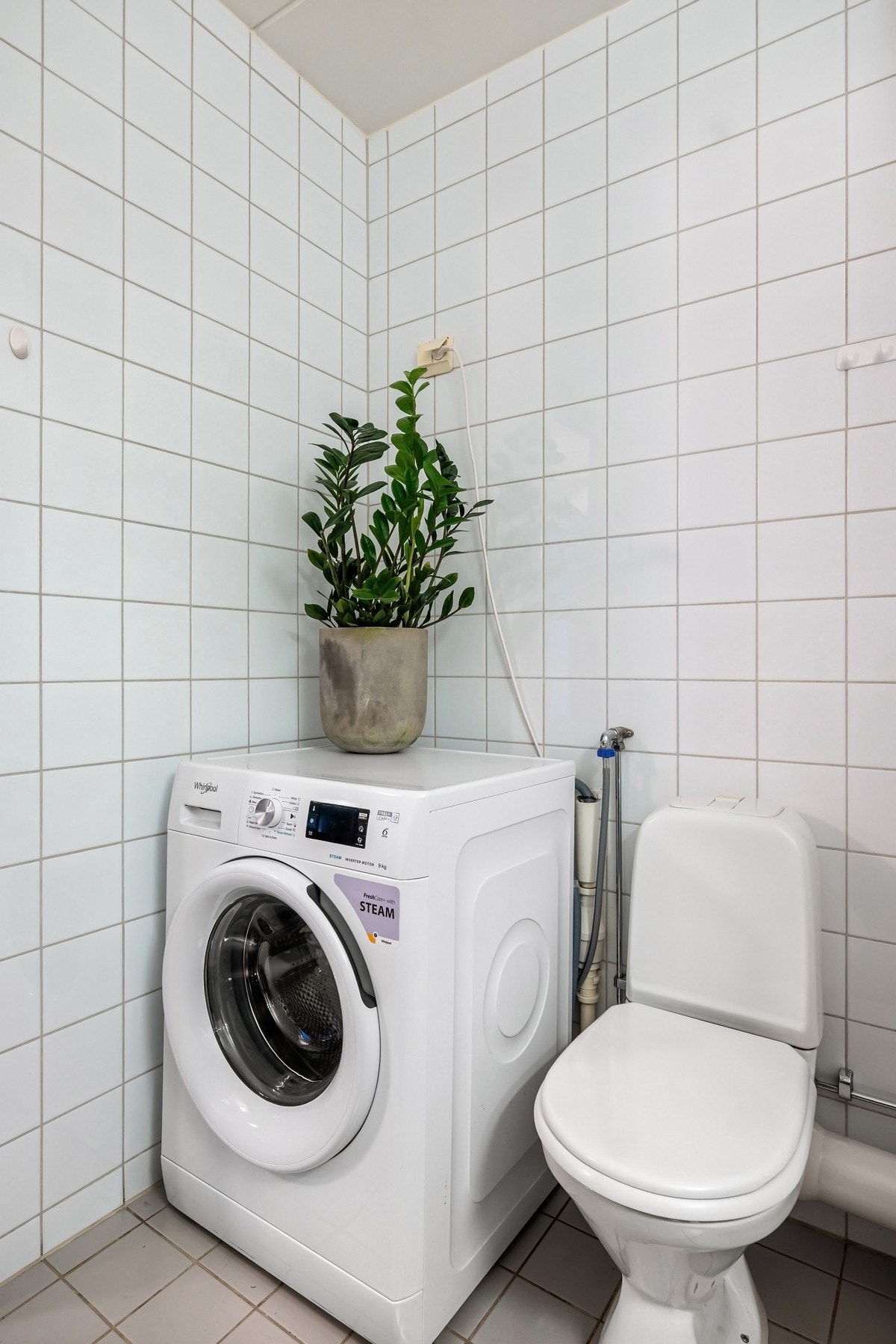 Rommet har gulvvarme og opplegg for vaskemaskin Galleribilde