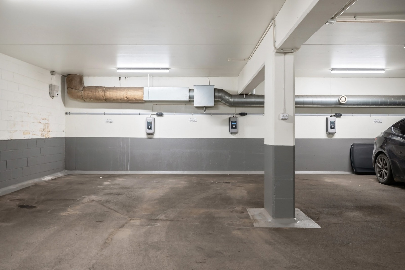 Beboer disponerer en garasjeplass i felles garasjeanlegg Galleribilde