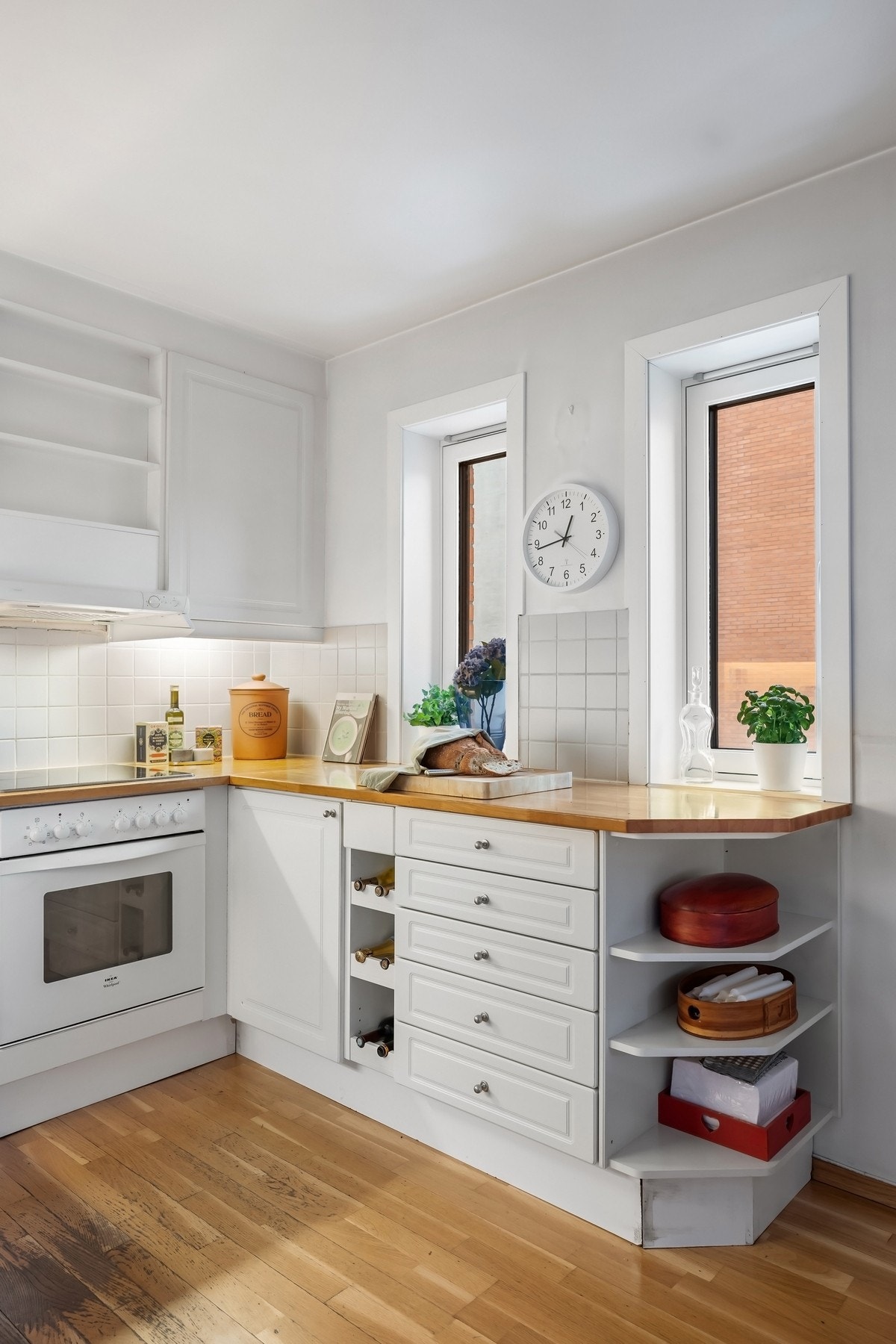 Integrerte hvitevarer som platetopp, stekeovn og oppvaskmaskin samt avsatt plass til kjøle- /fryseskap Galleribilde