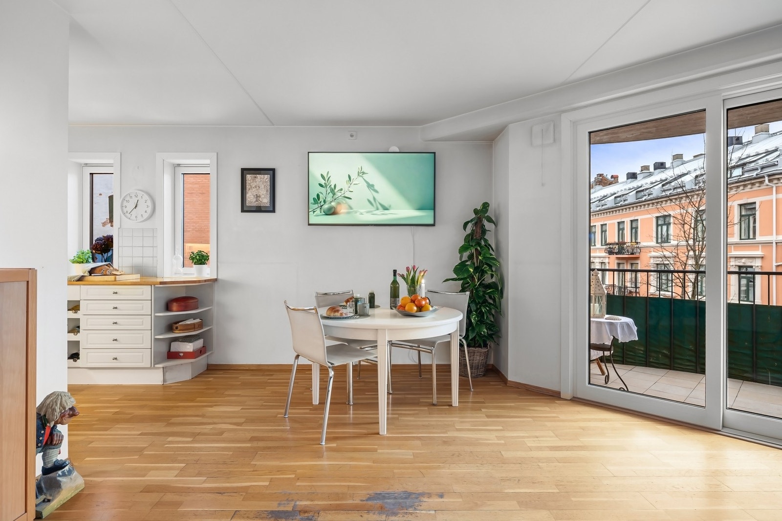 Naturlig avsatt plass til spisegruppe mellom kjøkkenet og stuen Galleribilde