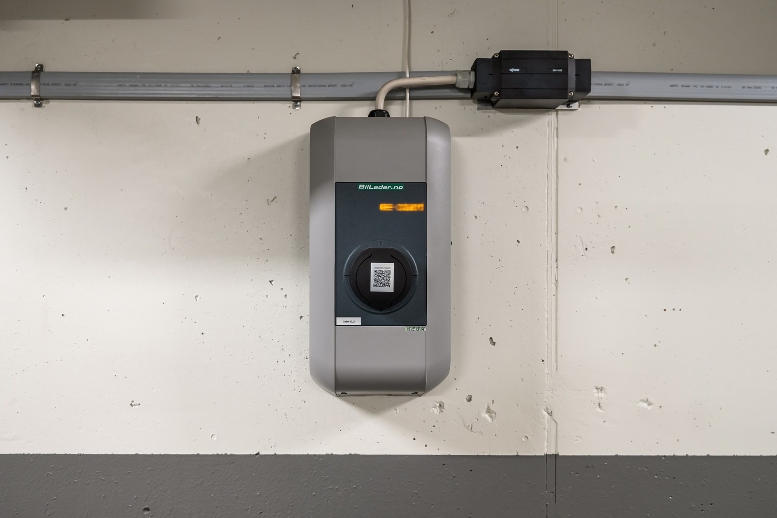 Plassen har elbil-lader Galleribilde