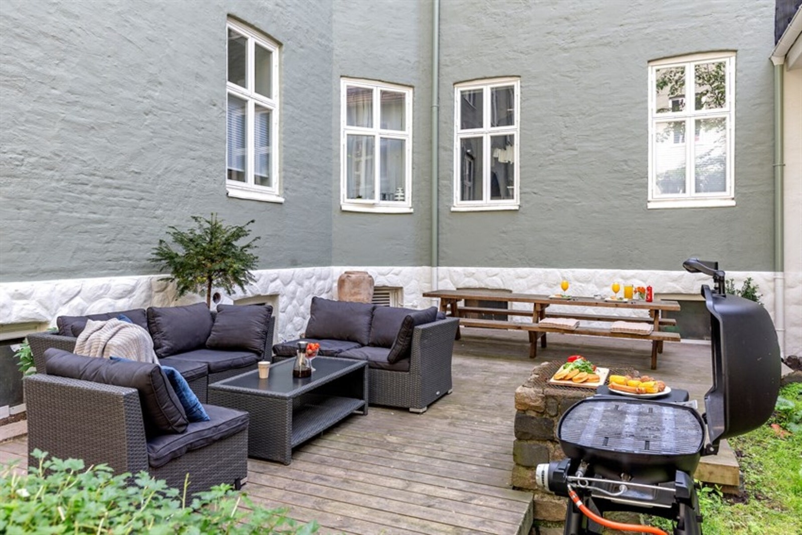 Bygården har skjermede fellesarealer i bakgården med terrasseplatting, sittegrupper, beplantninger, prydbusker, sykkelparkering og felles utegrill Galleribilde