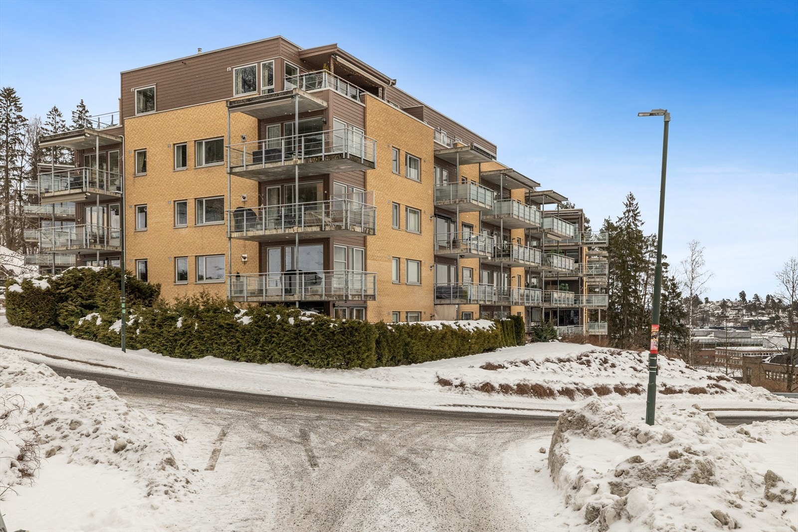 Billingstadlia ligger flott til i et høydedrag på Billingstad i blindvei. Området er barnevennlig med hyggelige naboer og gode lekeplasser. Fra boligen er det snarvei til Billingstad togstasjon. Det er også kort vei til nærmeste bussholdeplass. Galleribilde