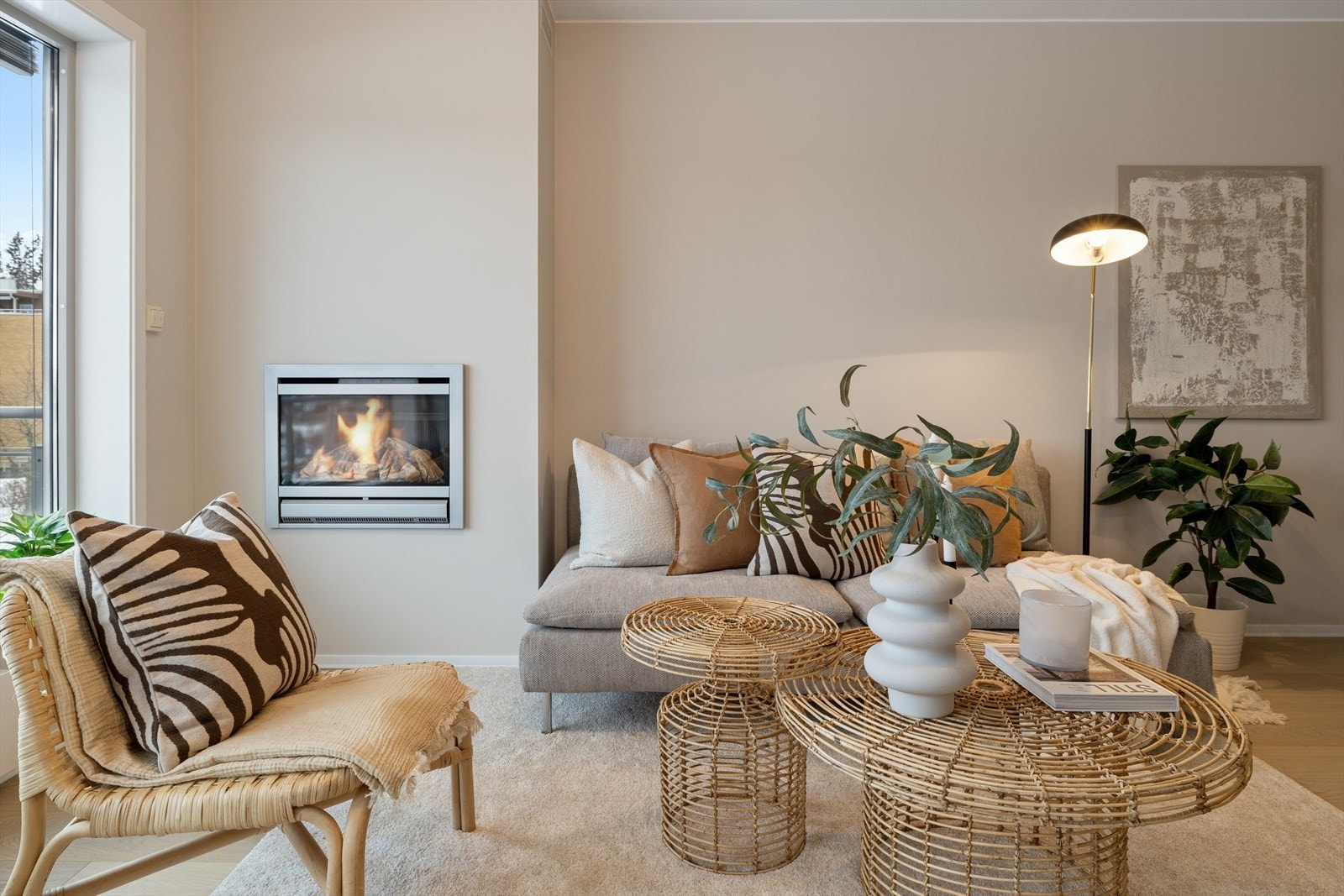 I 2024 ble boligen oppgradert med overflateoppussing, inkludert maling av tak og vegger samt legging av ny parkett. Dette gir leiligheten et moderne og innbydende uttrykk som gjør den klar for innflytting uten behov for store tiltak. Galleribilde