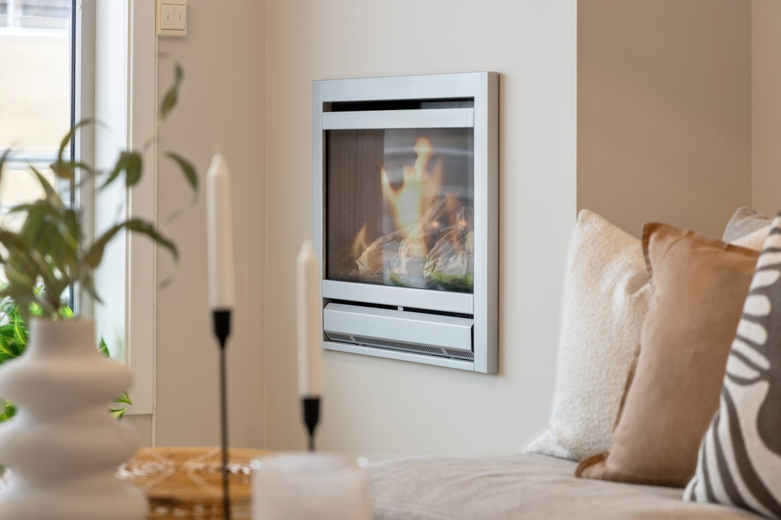 Det er montert en praktisk gassovn på veggen, som gir rask og effektiv oppvarming av rommet. Gassovnen bidrar til en behagelig temperatur på kjølige dager og fungerer som et godt supplement til øvrige oppvarmingskilder. Galleribilde