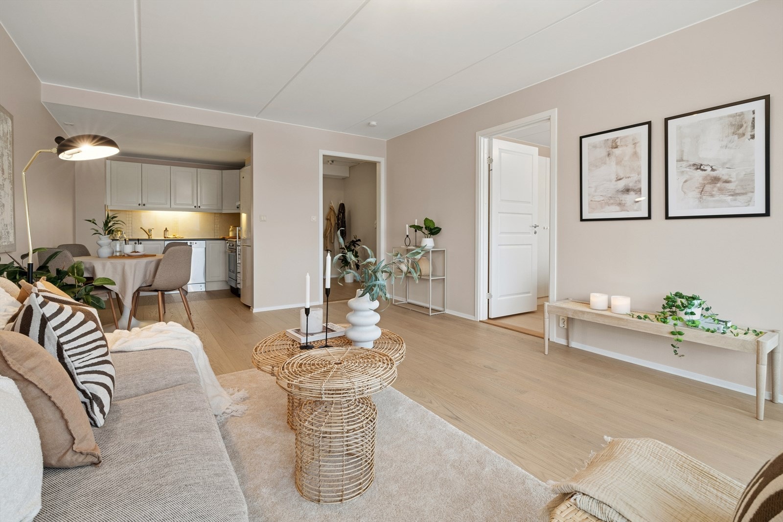 Det er en åpen løsning mellom stue og kjøkken, noe som gir en luftig og sosial romfølelse. Løsningen skaper god flyt mellom sonene og gjør det enkelt å kombinere matlaging, måltider og hyggelige stunder i stuen. Galleribilde