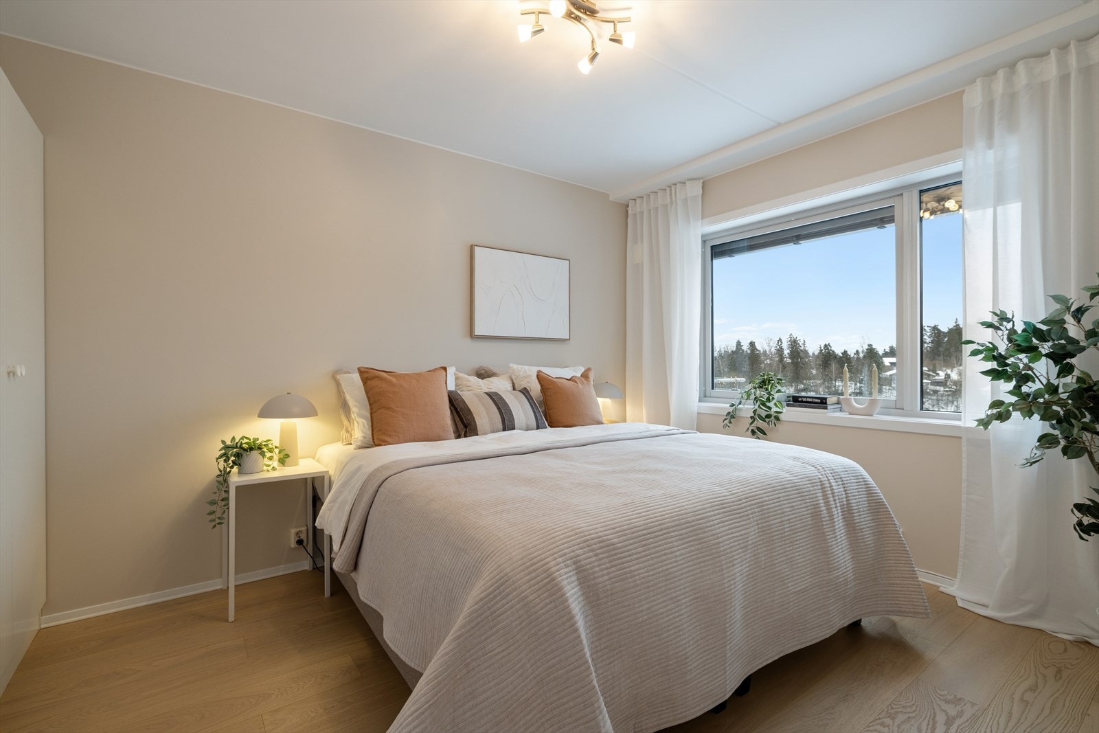 Her er det god plass til en stor dobbeltseng samt nattbord på begge sider, noe som gir et komfortabelt og funksjonelt soverom med gode møbleringsmuligheter. Galleribilde