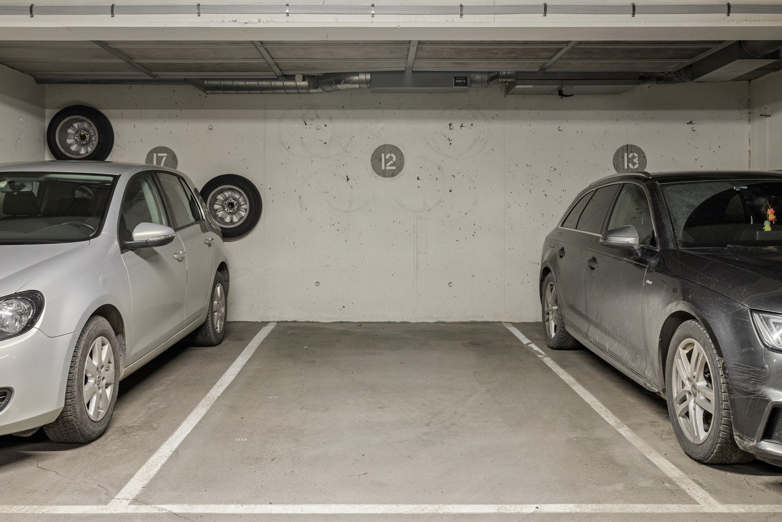 Leiligheten har også fast plass i garasjeanlegget, noe som gir trygg og praktisk parkering året rundt. Den faste plassen gjør det enkelt å komme hjem, uansett værforhold, og gir en ekstra trygghet for både bil og utstyr. Galleribilde