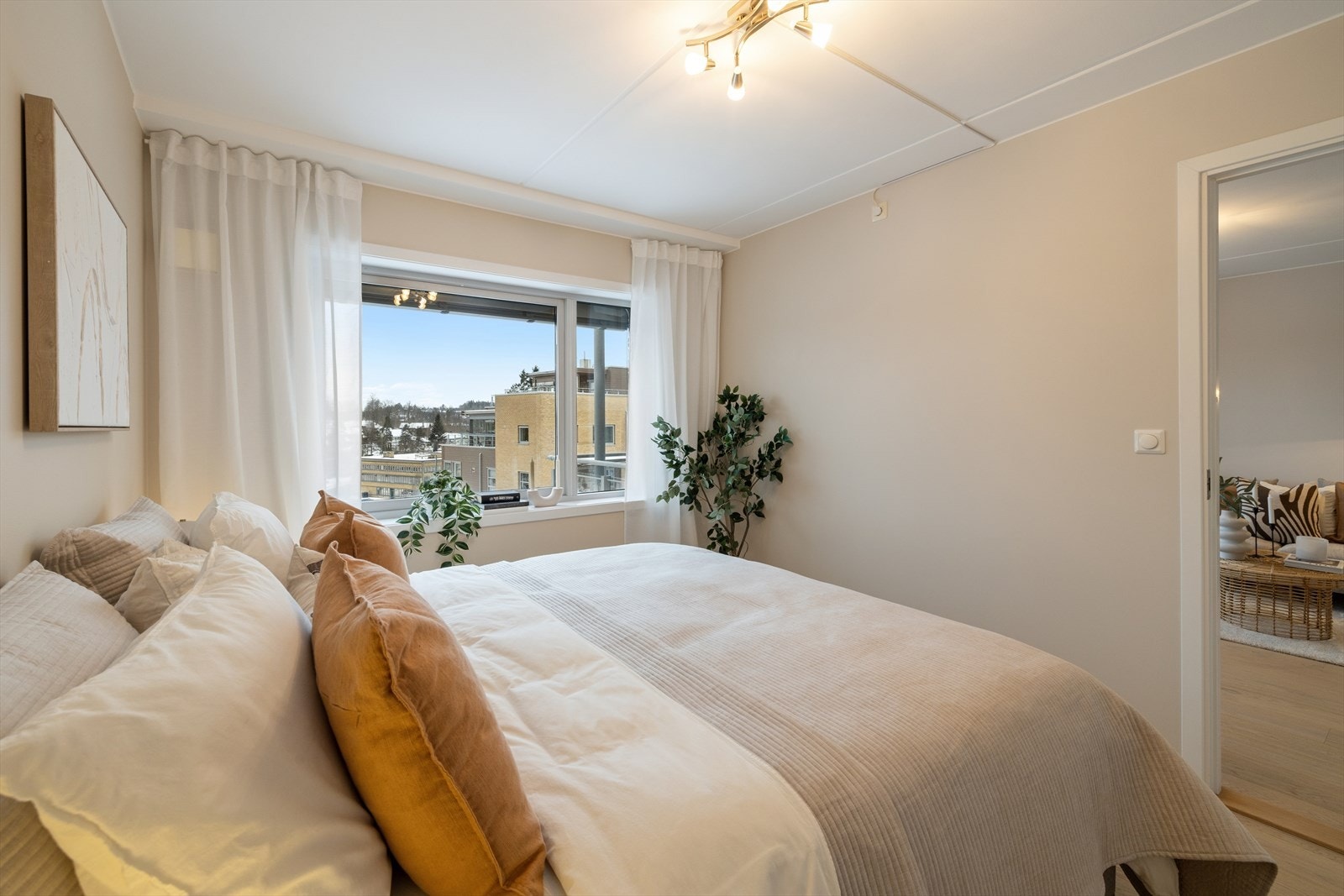 Rommet har en friskluftsventil på ytterveggen og stort vindu som inviterer både lys og utsikt inn. Galleribilde