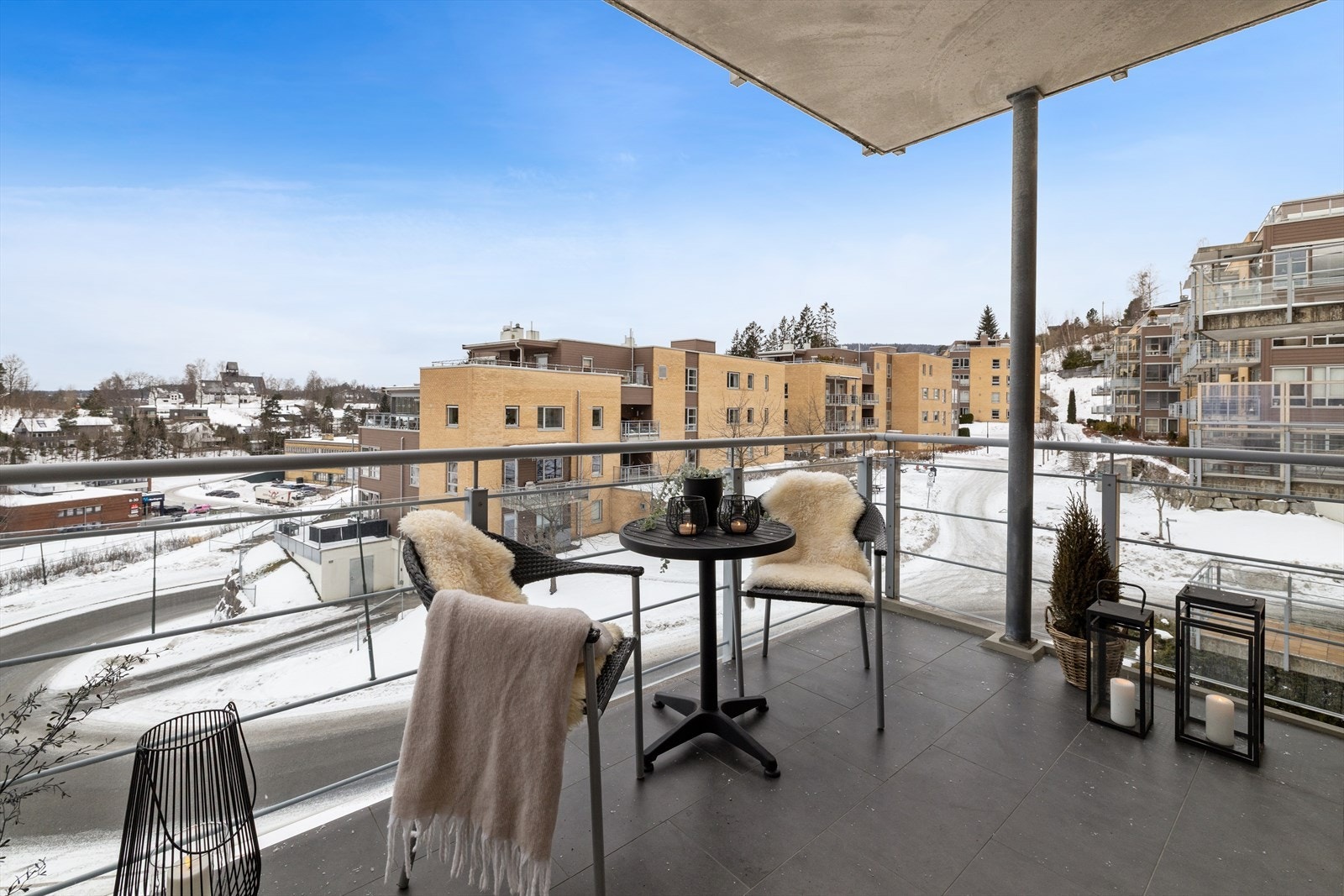 Balkongen er et ideelt sted for morgenkaffen, en lett lunsj eller et avslappende avbrekk etter jobb. Galleribilde