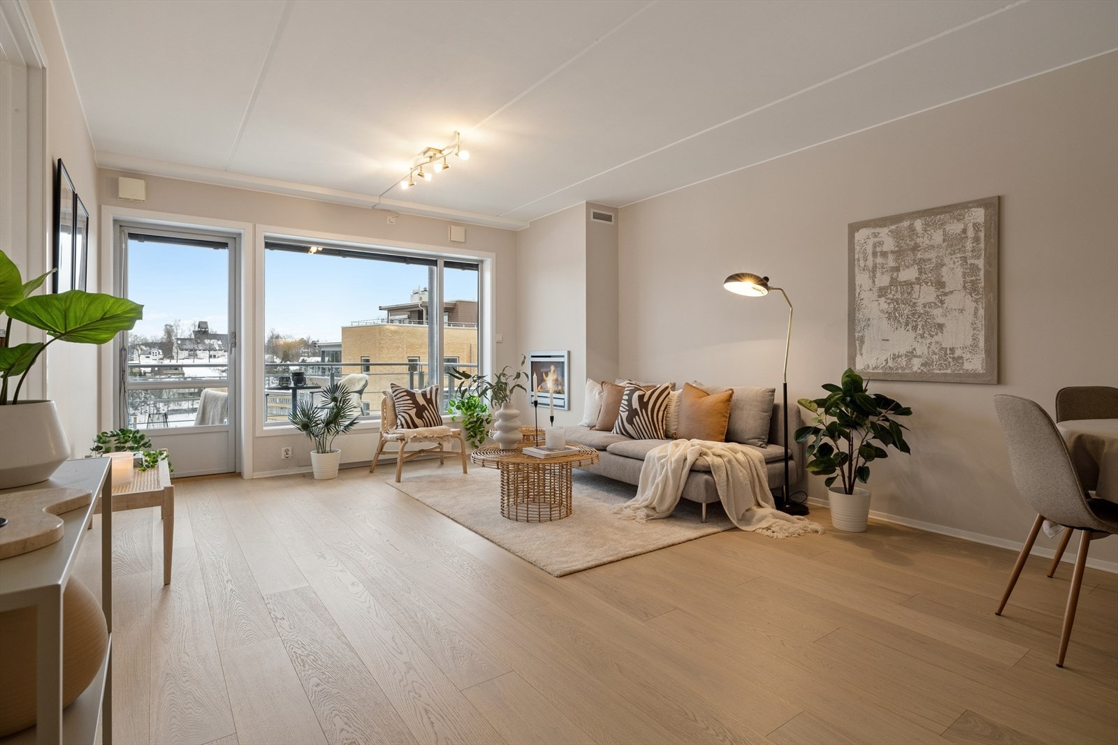 Store vindusflater slipper dagslyset inn og rammer inn utsikten på en nydelig måte, noe som gjør stuen til et naturlig samlingspunkt i hjemmet. Galleribilde