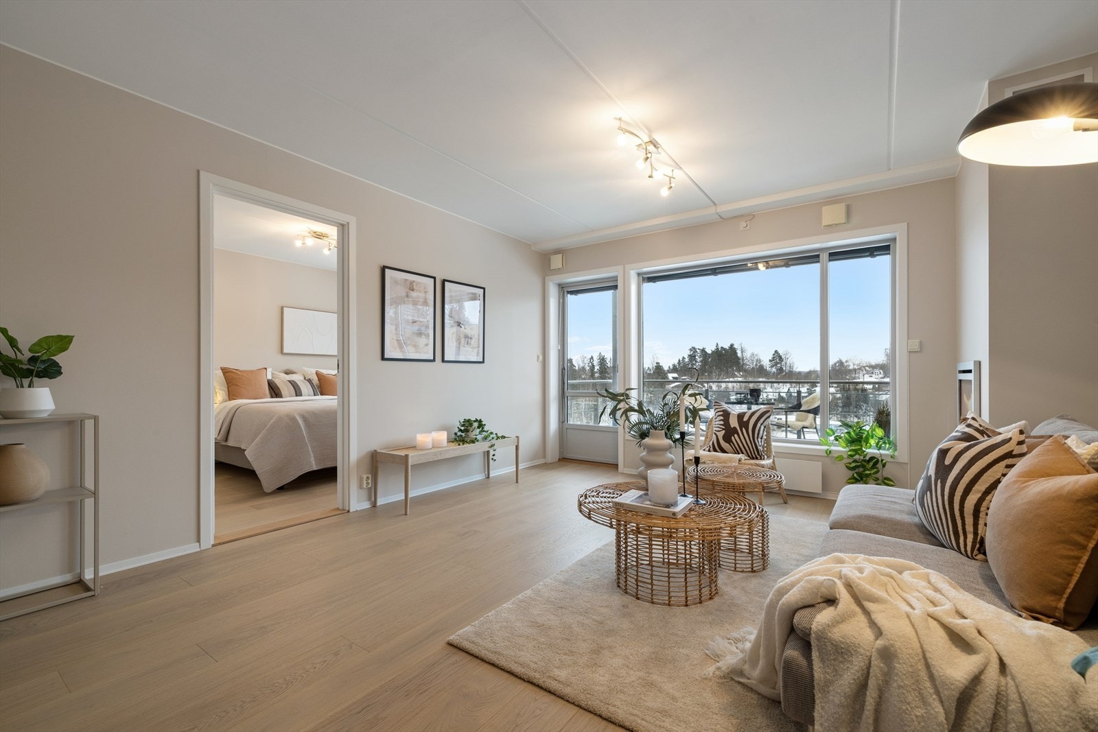 Fra stuen er det videre tilkomst til leilighetens lyse og romslige soverom. Galleribilde