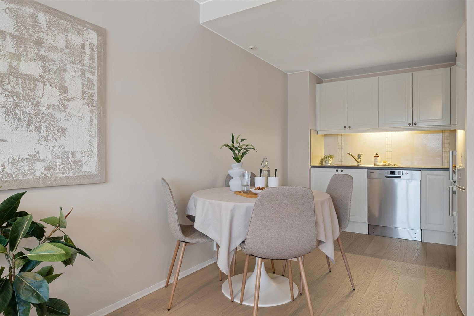 Rommet har ventilator med avtrekk til ventilasjonskanal som sørger for god luftkvalitet under matlaging. Galleribilde