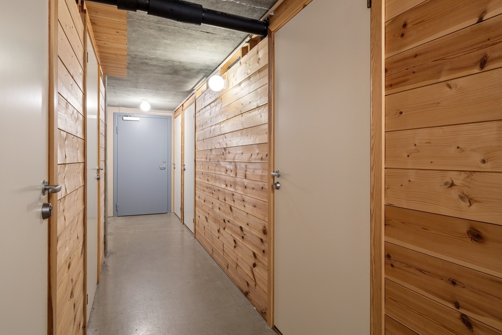 Leiligheten disponerer også en ekstern bod i -1. etasje, som gir praktisk og tilleggs lagringsplass for sesongutstyr, sykler, kofferter og andre eiendeler du ikke trenger i det daglige. Galleribilde