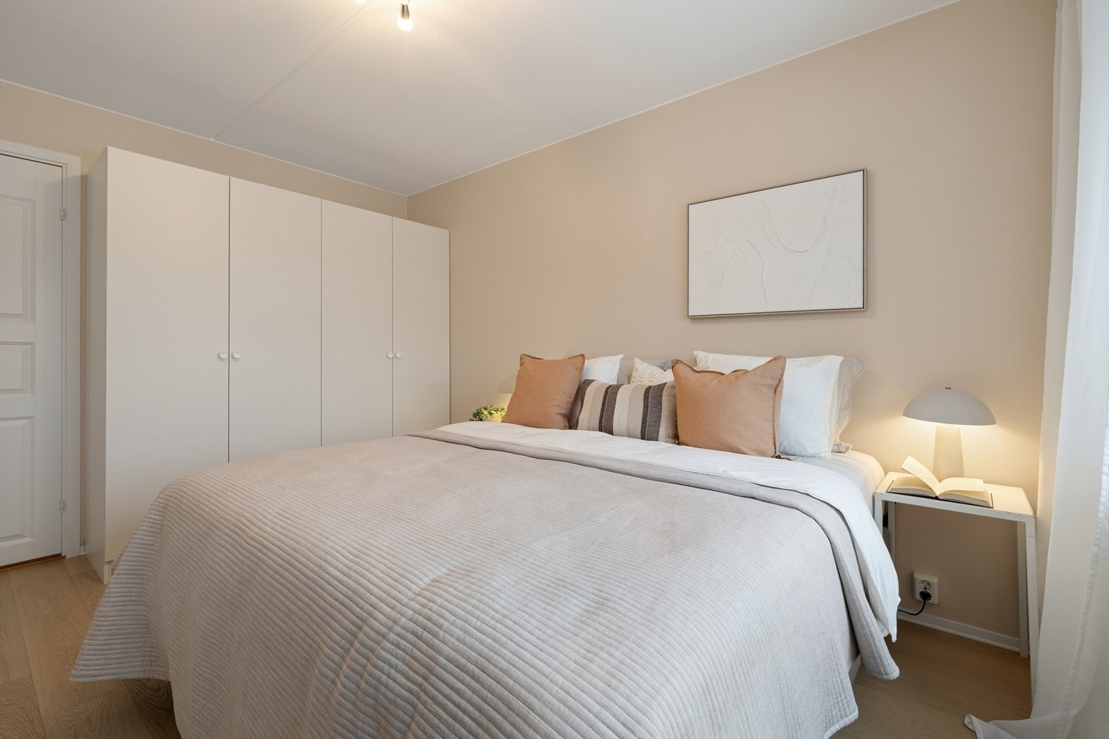 To doble garderobeskap gir gode oppbevaringsmuligheter og sørger for en praktisk og ryddig hverdag med plass til klær og tilbehør. Galleribilde