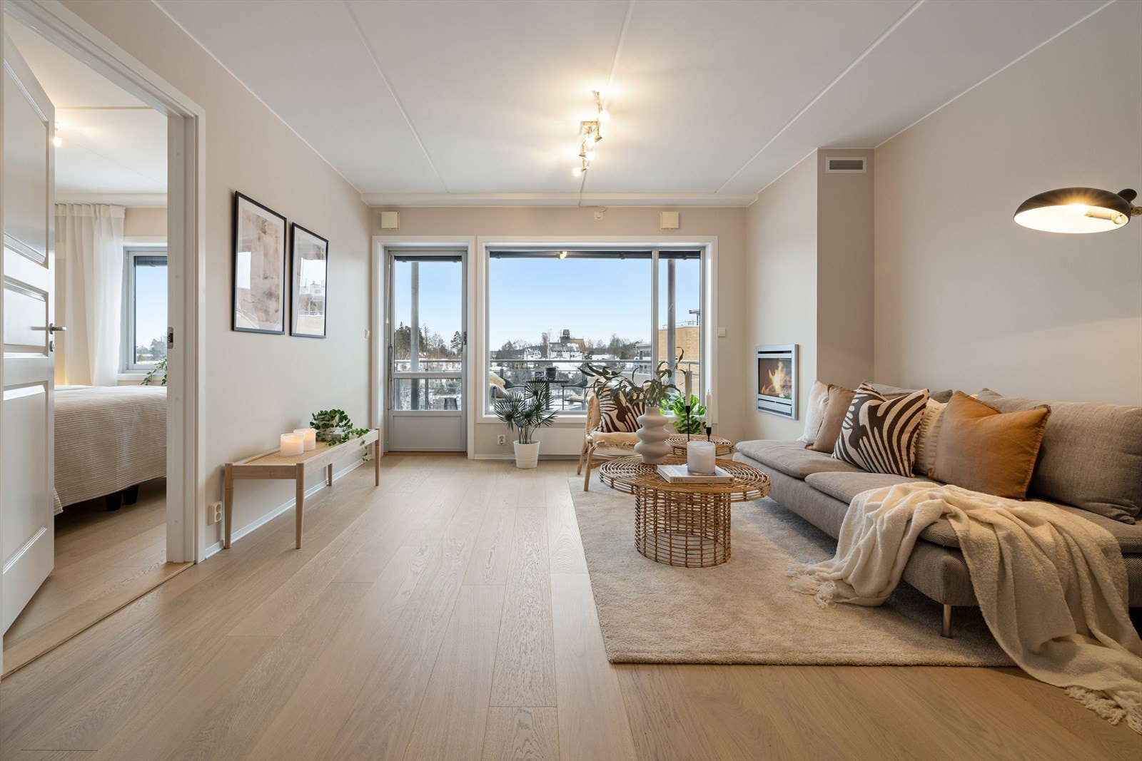 De brede vinduene gir et flott utsyn og bidrar til en behagelig romfølelse gjennom hele dagen. Galleribilde