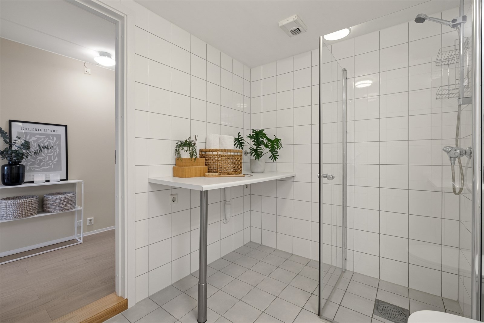 Fra entréen er det direkte tilgang til leilighetens baderom. Baderommet er fra byggeåret 2006 og fremstår med fliser på både gulv og vegger, samt malte plater i himlingen. Galleribilde