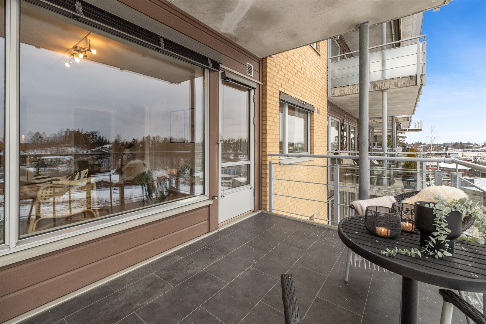 Fra stuen er det utgang til en overbygd balkong med flotte solforhold og praktisk takoverbygging som forlenger sesongen. Galleribilde