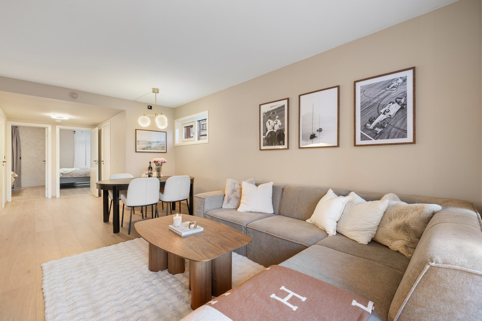 Innvendige overflater er i all hovedsak oppgradert i selgers eiertid og fremstår i sin helhet som svært gjennomført med moderne fargevalg og stilrene detaljer. Galleribilde