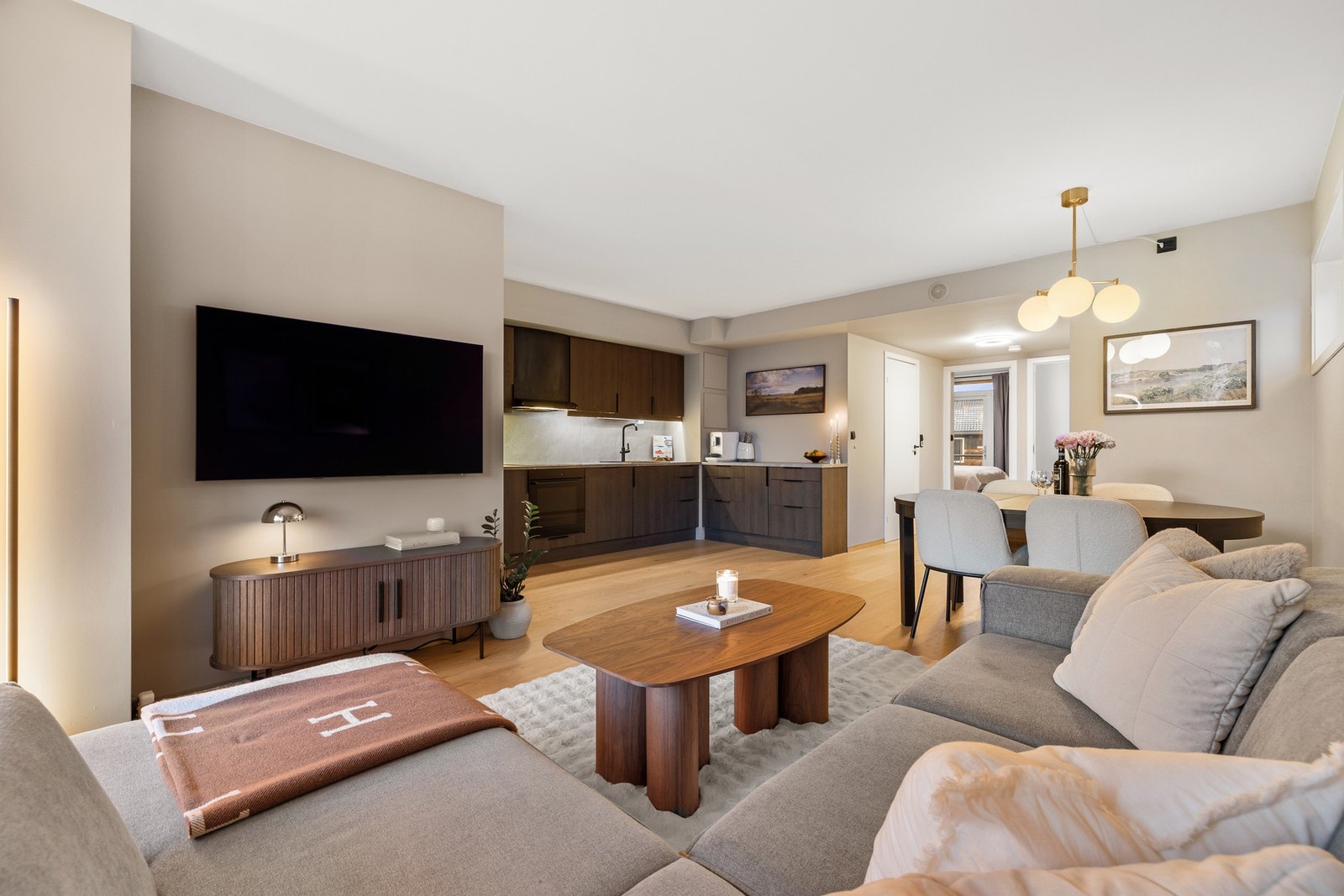 I 2025 ble leiligheten vesentlig oppgradert med blant annet ny kjøkkeninnredning, ny baderomsinnredning og nytt, moderne laminatgulv. Tilnærmet samtlige punkter i tilstandsrapporten er vurdert til TG0/TG1 av byggesakkyndig. Galleribilde