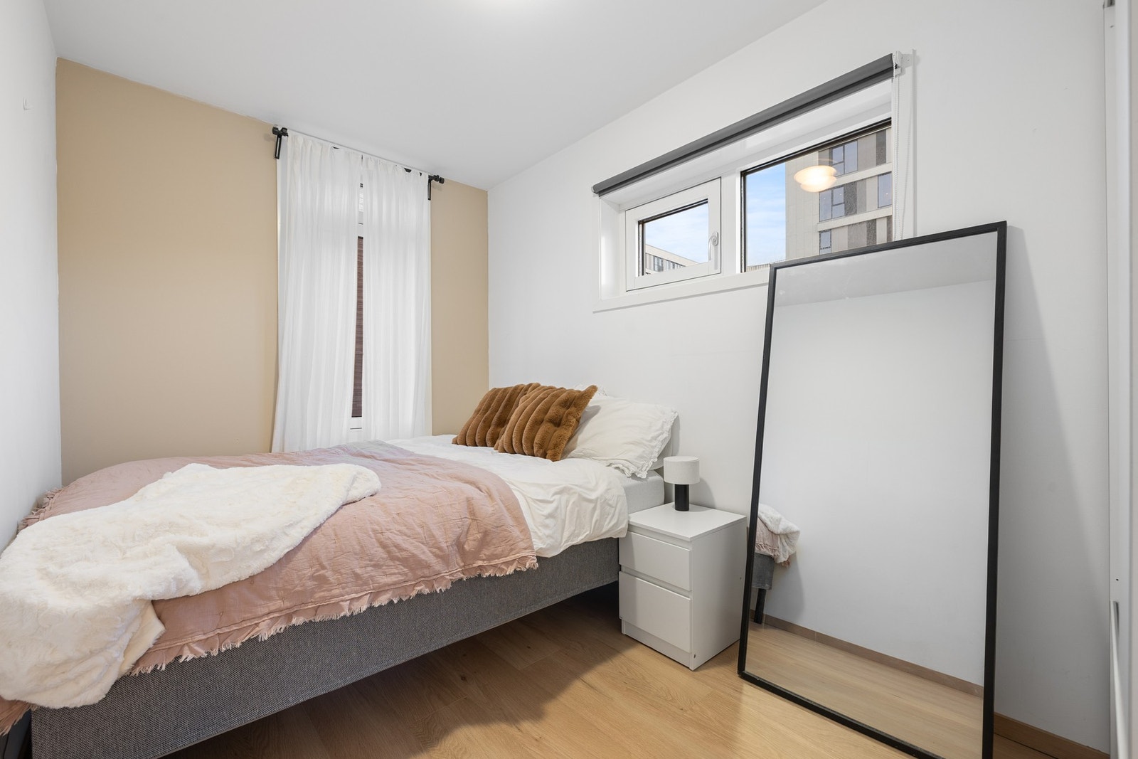 Soverom 2 har en størrelse på 7,6 kvm og gir plass til seng av god størrelse, garderobeløsning og øvrig soveromsmøblement. Rommet er innredet med en praktisk skyvedørsgarderobe. Galleribilde