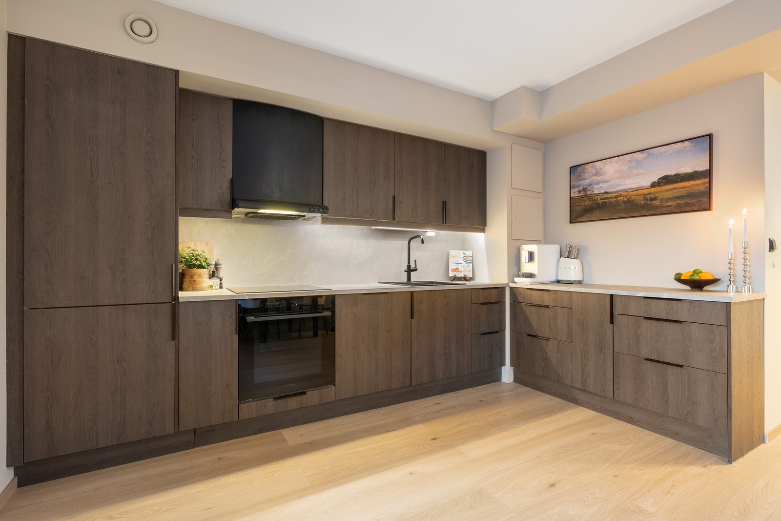 Kjøkkenet fremstår som svært pent med mørke fronter og innbydende utførelse. Byggesakkyndig har vurdert kjøkkenet til TG0 i tilstandsrapporten. Galleribilde