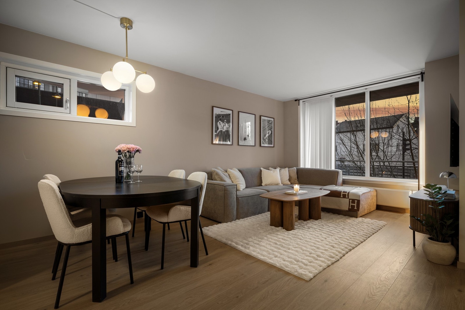 Leiligheten er på hele 62 kvm, og består av stue/kjøkken, bad, entré, 2 stk soverom og en praktisk innvendig bod. I tillegg til dette er leiligheten tilknyttet en ekstern bod på 5 kvm i byggets felles kjeller. Galleribilde