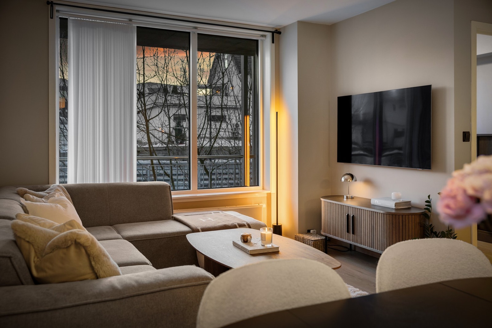 Leiligheten har i hovedsak Philips Hue-belysning, en smart og appstyrt løsning som gir enkel tilpasning av lys etter ønsket atmosfære. Galleribilde