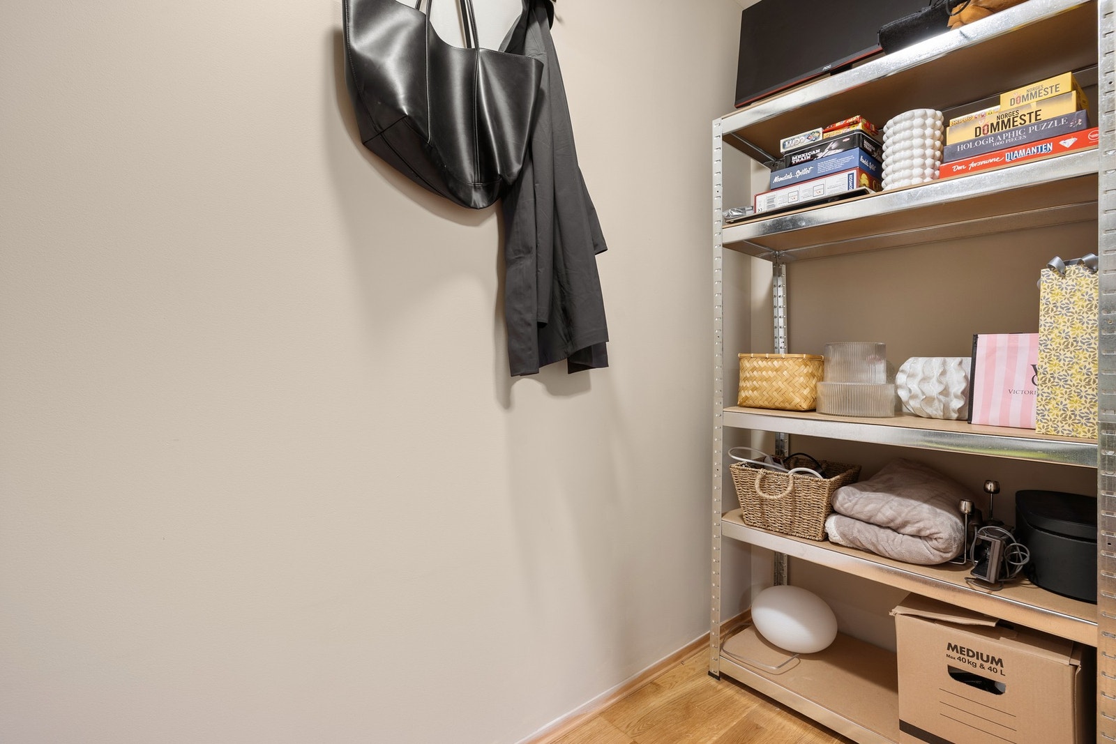 I leiligheten finner du en praktisk innvendig bod på 3,2 kvm. Denne supplerer den eksterne boden på 5 kvm i byggets felles kjeller. Galleribilde