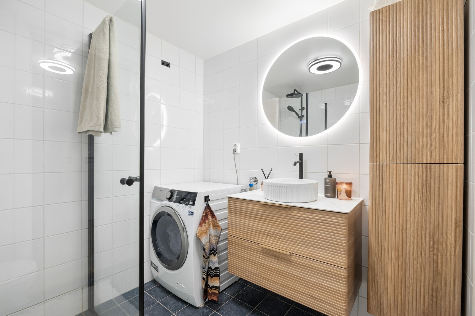 Utover dette er badet utstyrt med elektrisk gulvvarme og vann/avløp for vaskemaskin. Galleribilde