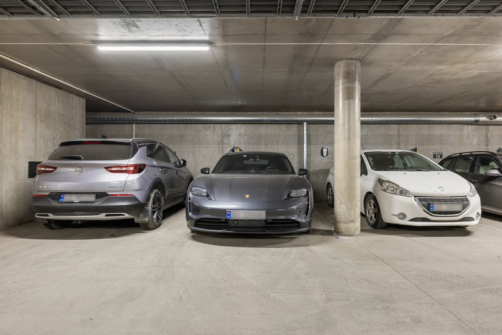 Det medfølger eksklusiv bruksrett til en parkeringsplass i oppvarmet parkeringskjeller. Det er montert el-bil lader. Galleribilde