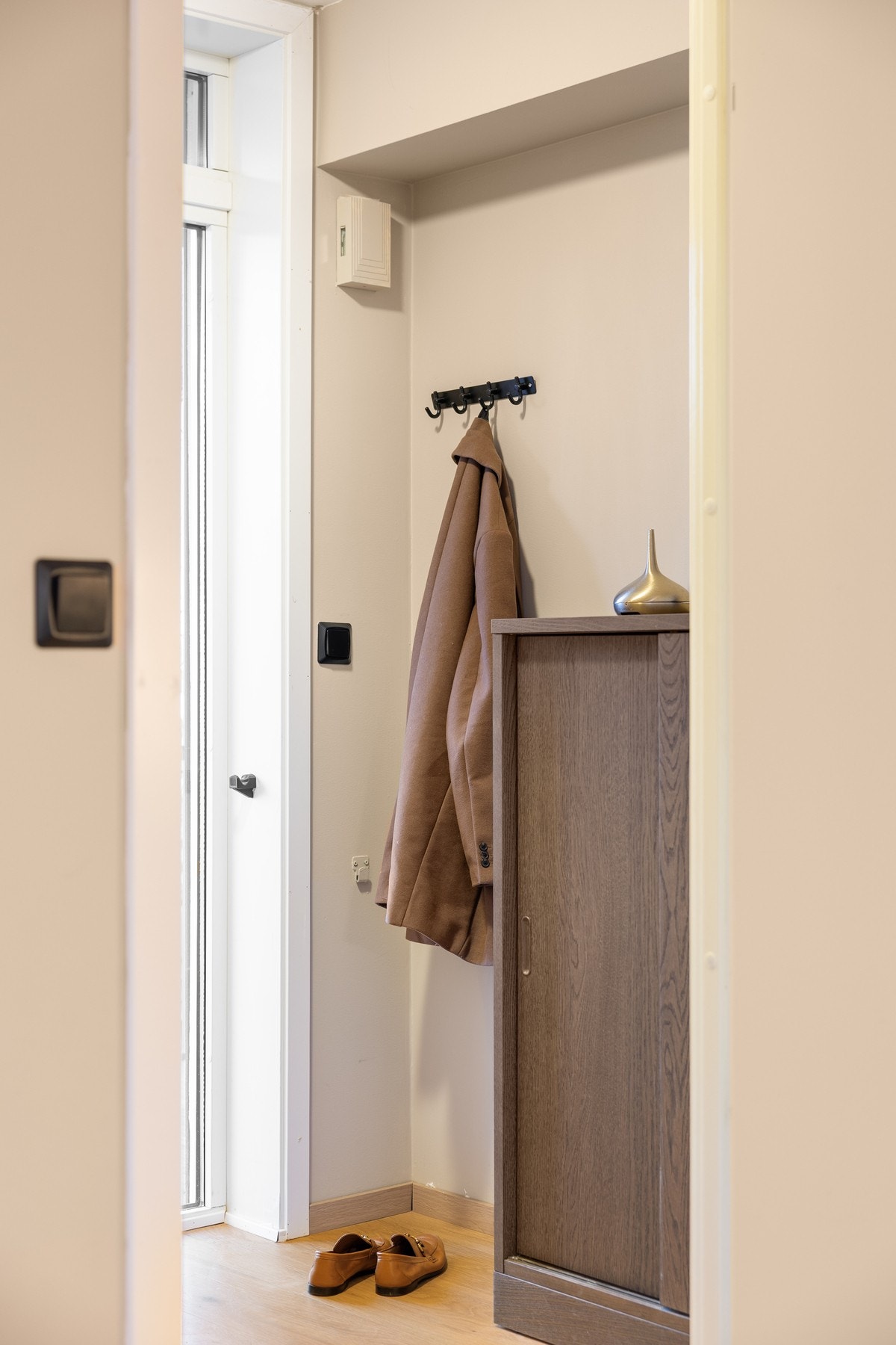 Her har du god plass til oppheng/oppbevaring av yttertøy og sko. Galleribilde