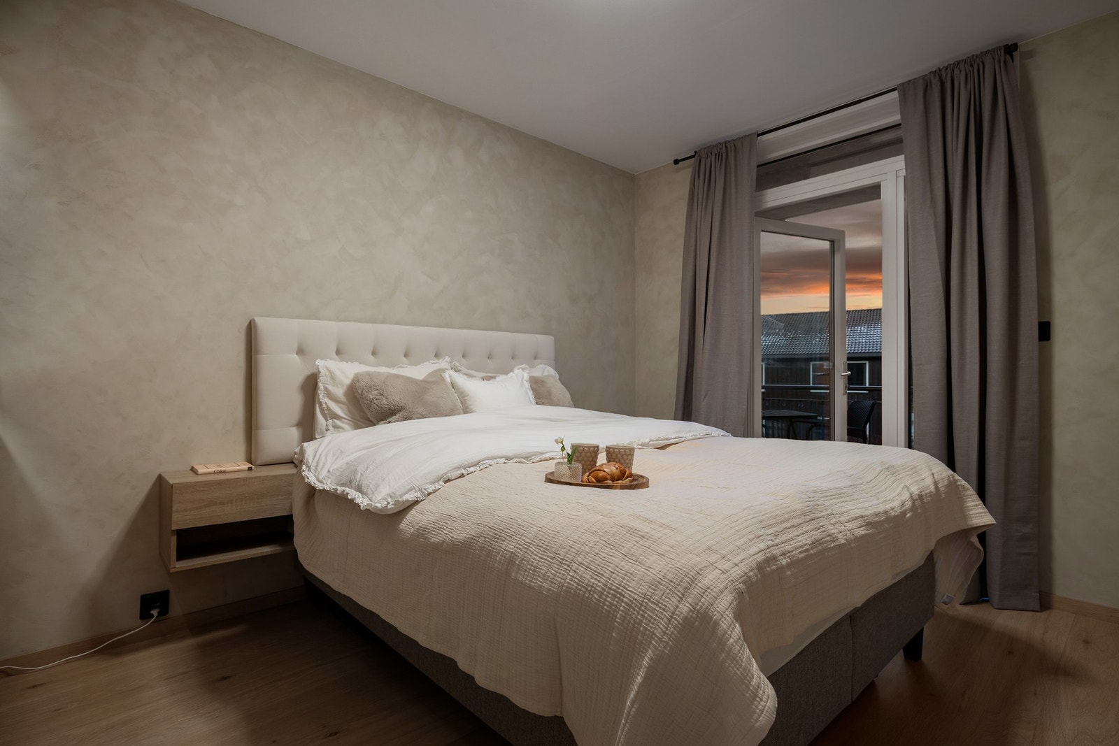 Leilighetens hovedsoverom er på hele 11,2 kvm. Herfra har du også utgang til balkongen på 4,8 kvm. Galleribilde