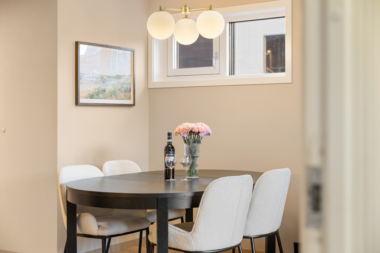 Ved kjøkkenet er det også rom for en naturlig plassering av spisebord med plass til flere personer. Galleribilde