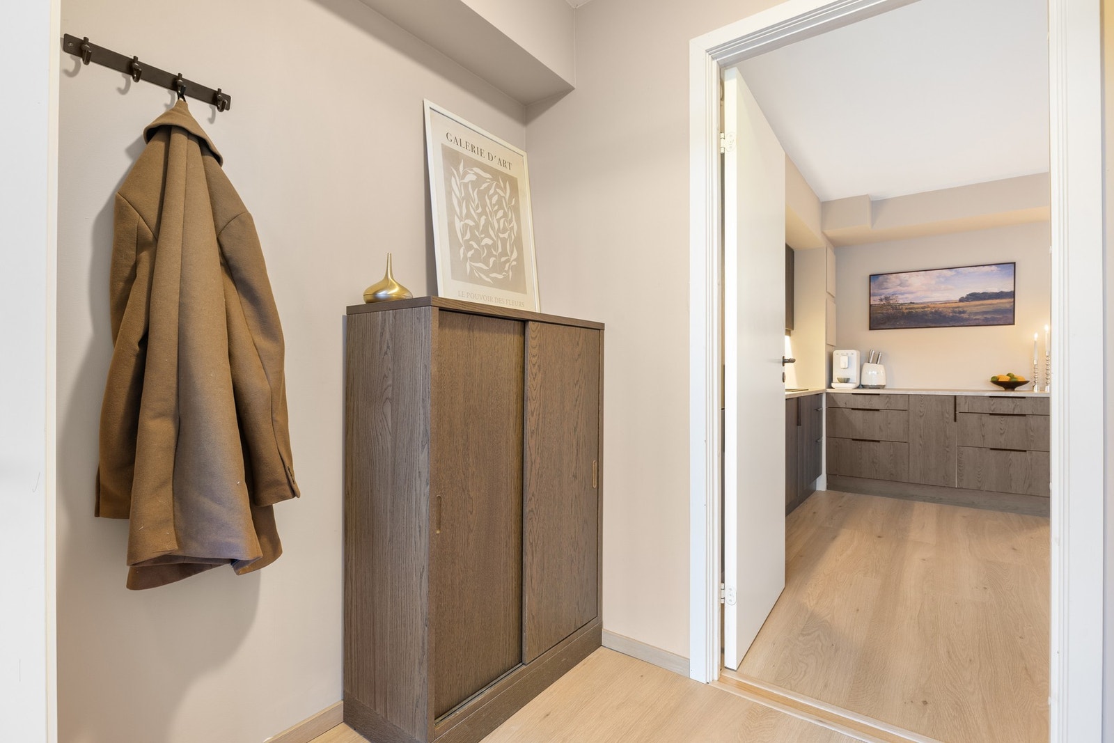 Velkommen inn! Entreen er adskilt fra stue/kjøkken og måler 2,7 kvm. Galleribilde