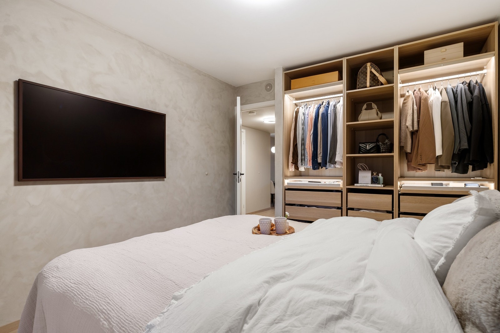 Garderobeskap med belysning ble montert i 2024 og vil medfølge leiligheten ved salg. Galleribilde