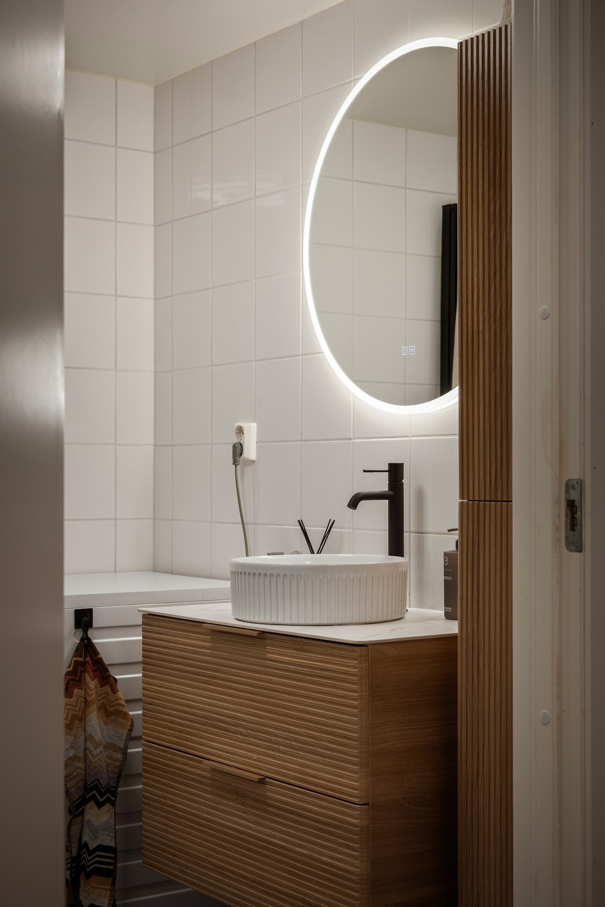 Servantplate i steinkompositt med toppmontert, helstøpt servantskål og ettgreps blandebatteri. Galleribilde