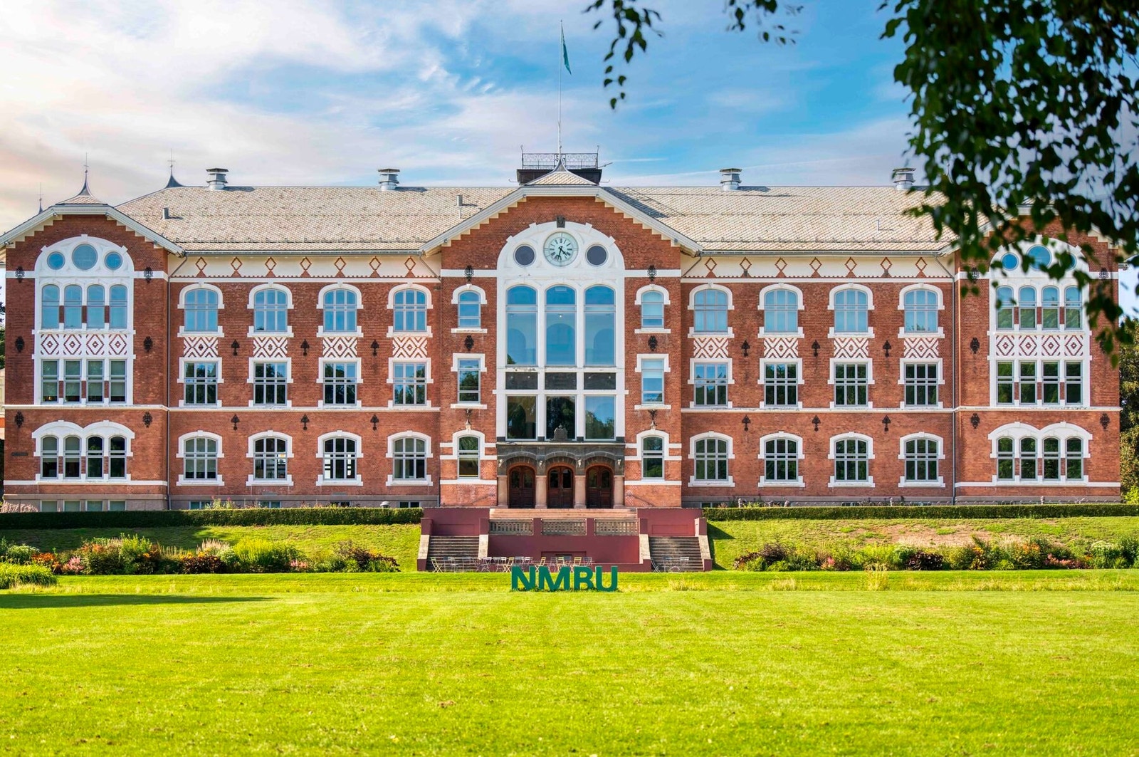 NMBU har flere populære linjer og Ås er kjent for sine revyer og studentmiljø. Galleribilde