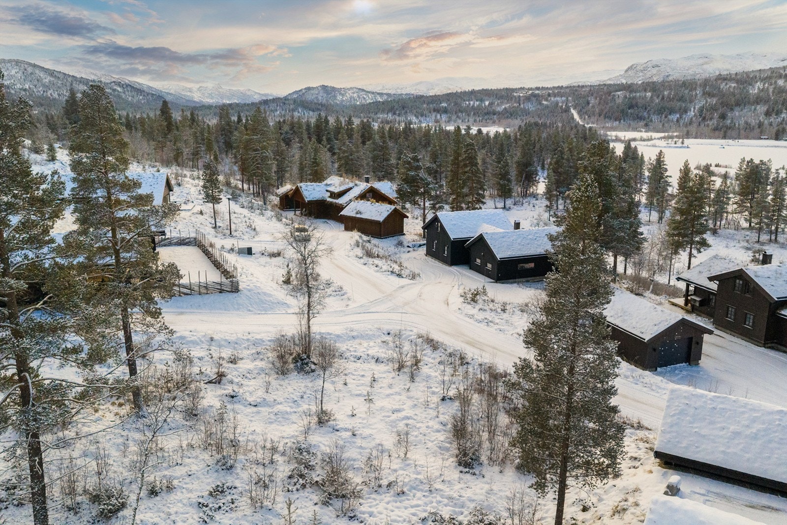 Løyningsnuten i midten, mot Setesdal og Otra elva Galleribilde