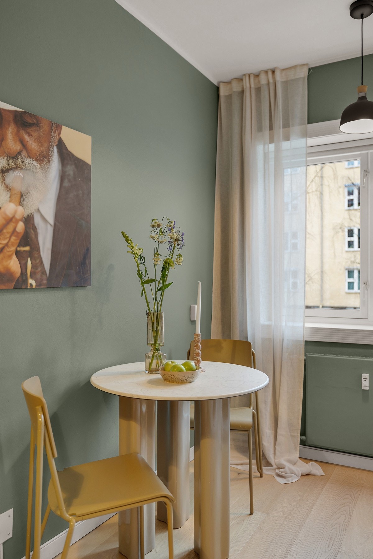 Det er plass til et lite spisebord, noe som gjør kjøkkenet både funksjonelt og hyggelig i hverdagen. Galleribilde